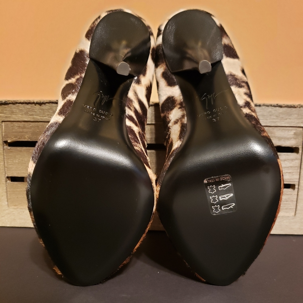 $1,195 Giuseppe Zanotti Leaopard Pumps - Picture 6 of 8